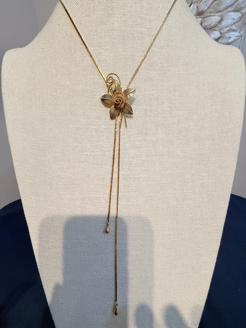 : Vintage Gold Tone Rose Flower Bolo Necklace 28”